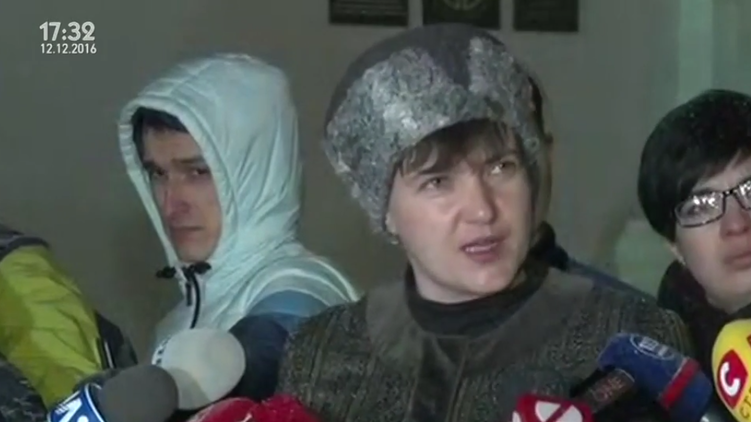 Надежда Савченко на коротком брифинге, что прошел на Софийской площади, фото: newsone.ua