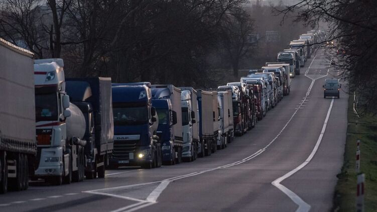 Fronta kamionů na hranici s Ukrajinou 