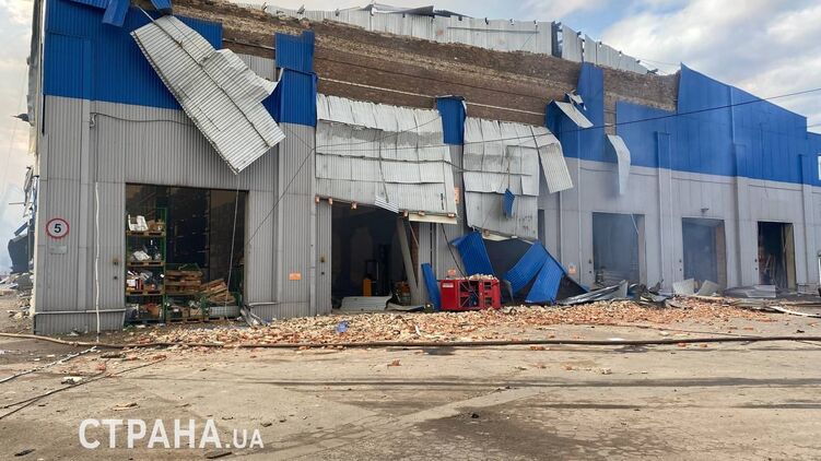 Последствия удара рф по складскому зданию в Киеве
