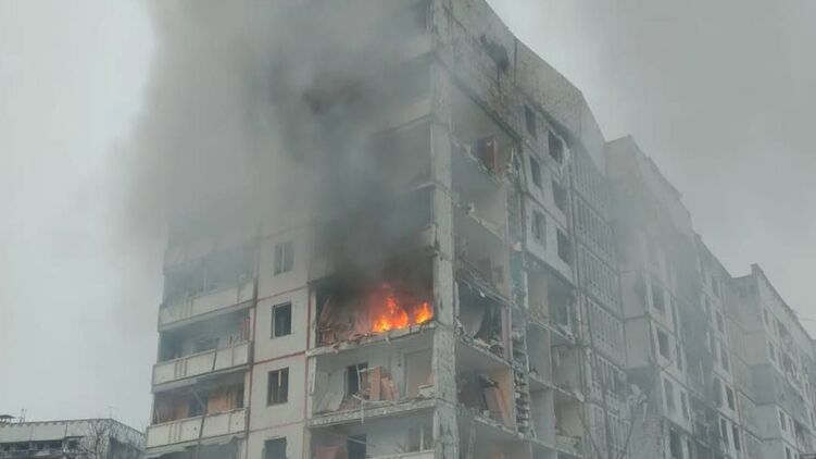 Пожар после прилета по жилому дому в Харькове