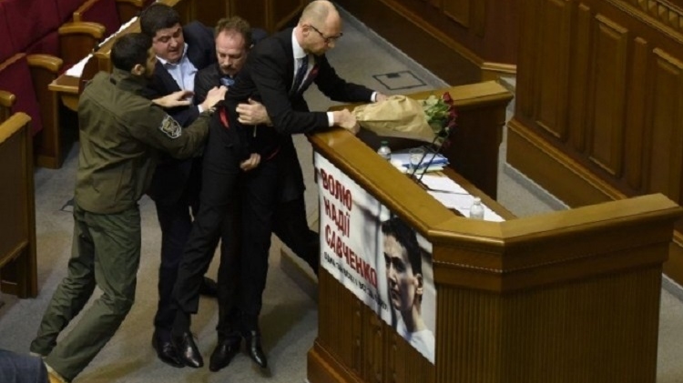 Максим Бурбак (по центру) спасает Арсения Яценюка от нападения Олега Барны, фото: dsnews.ua