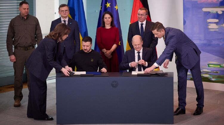 Президент Владимир Зеленский (за столом слева) на подписании договора о безопасности с Германией. Фото: president.gov.ua