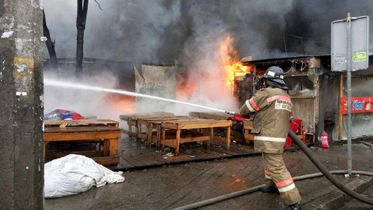 В Киеве, на Лесном массиве сгорел крупный городской рынок, ГСЧС
