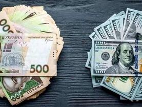 НБУ продолжает девальвировать гривну. Новая неделя началась очередным подорожанием доллара