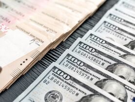 НБУ опять девальвировал гривну, а доллар штурмует новые высоты в обменках