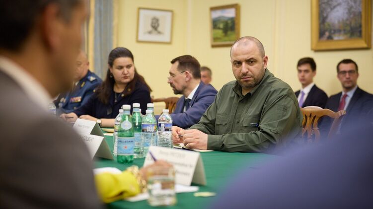 Глава Минобороны Умеров (в центре) сидит крепко в министерском кресле. Фото: president.gov.ua