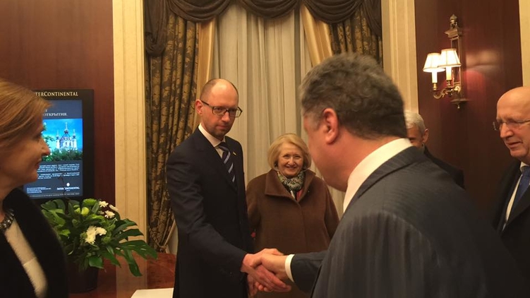 Ни один мускул не дрогнул на лице Арсения Яценюка при встрече с Петром Порошенко, фото: Facebook/Мария Жартовская