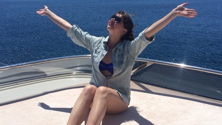 24-летняя дончанка Анна Андреева искренне рада жизни и Солнцу во время морской прогулки на яхте, фото: Facebook/Анна Андреева