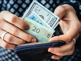 В Украине ожидают роста курса доллара до 45 гривен - опрос