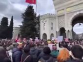 "Кто не скачет, тот Тайип". После ареста мэра Стамбула на улицах в Турции начали стучать кастрюли. Видео