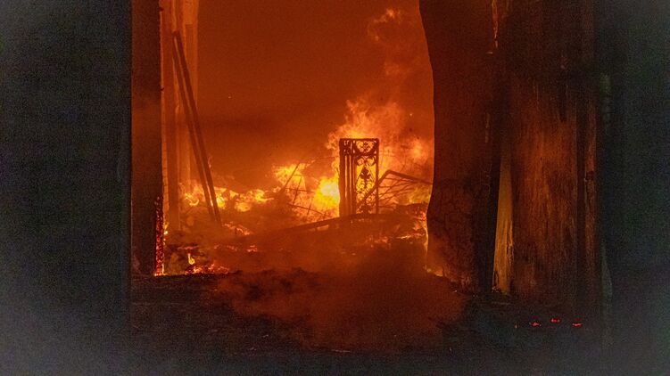 Последствия прилета по предприятию в Харькове. Фото ГосЧС