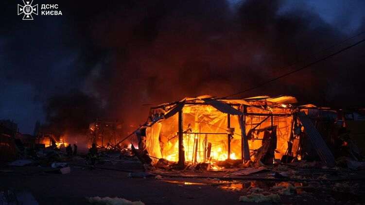 Наслідки російської атаки у Києві. Фото: ДСНС