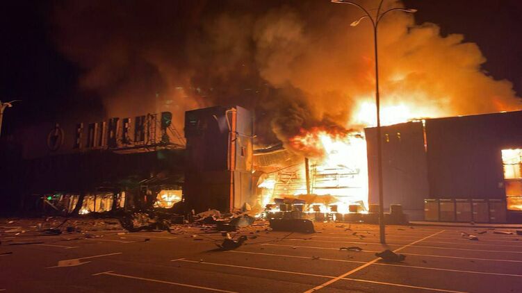 Наслідки удару по ТЦ у Кам'янському Дніпропетровській області.