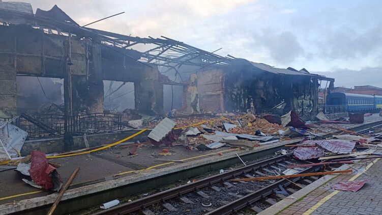 Зруйноване ударом РФ депо у Сумах