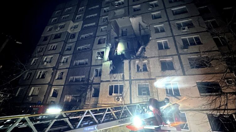 Последствия удара в Днепре. Фото: ГСЧС