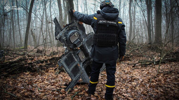 Обломок одного из атаковавших Украину дронов. Фото: ГСЧС