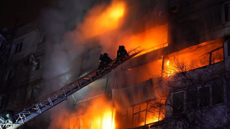 Будинок, що горить від безпілотника в Запоріжжі.