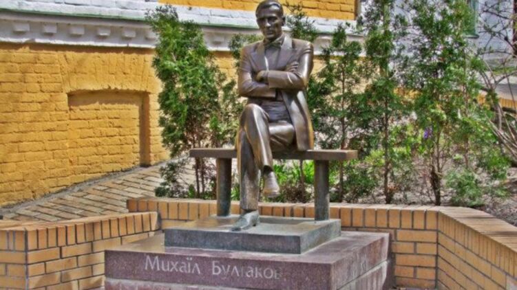 Памятник Михаилу Булгакову в Киеве. Фото: Wikimapia