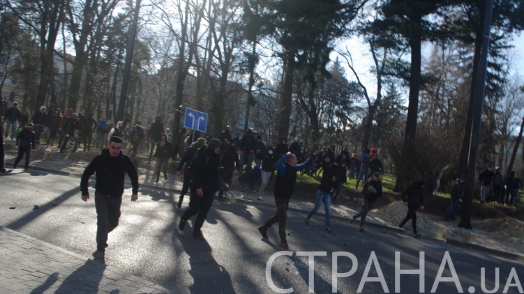 Радикалы во Львове окружают место проведения ЛГБТ-феста
