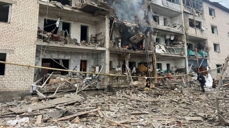 Последствия удара авиабомбы по предместьям Запорожья