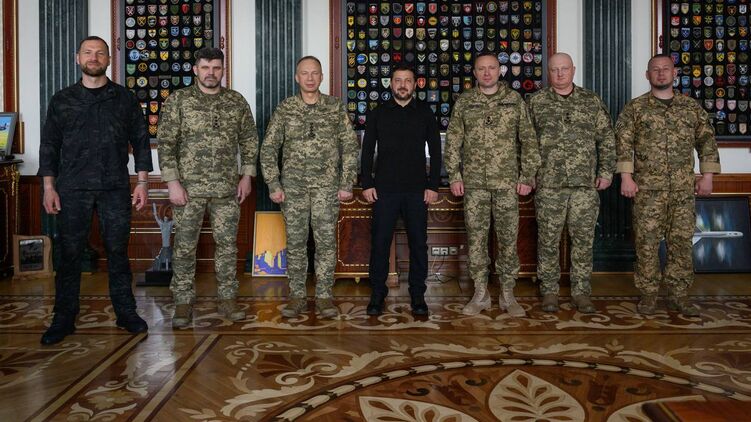 Зеленский с и.о, министра обороны Хмарой (крайний слева), а также новым и старым военным руководством