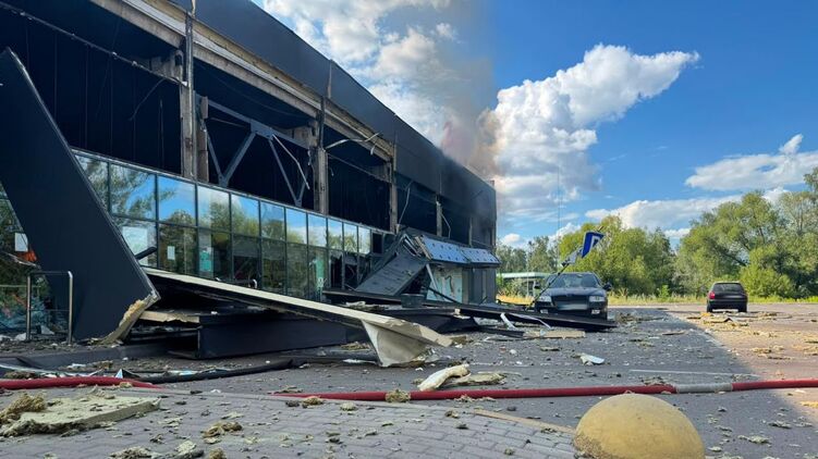 АТБ в Чернигове после удара, где погибли два человека