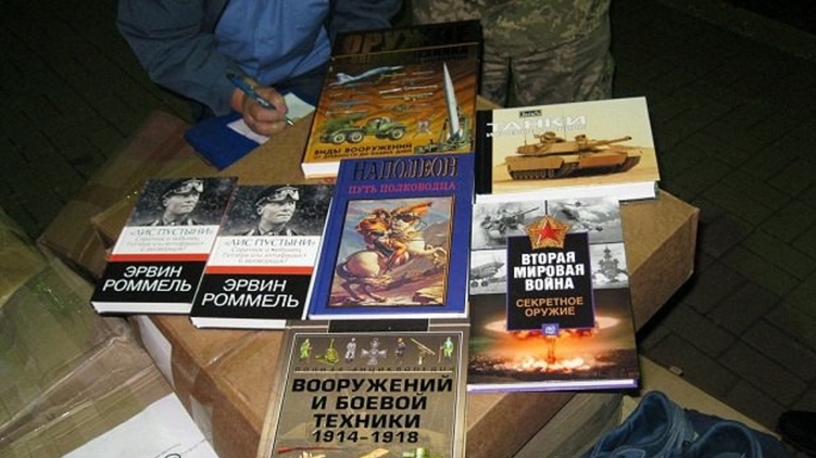 Книжные магазины пока еще существуют на остатках российских книг, которые успели закупить еще до Нового года. Но уже в феврале они либо перейдут на контрабанду, либо закроются, говорят эксперты, фото: РепортерUA