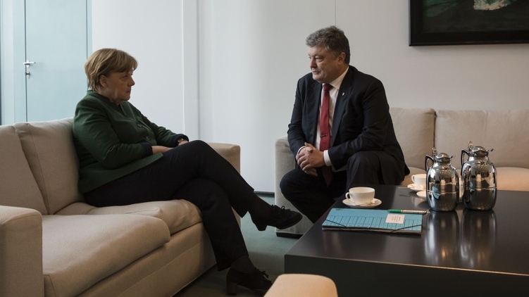 По официальной версии Петр Порошенко вынужден был прервать визит к Ангеле Меркель из-за ситуации в Авдеевке, фото: president.gov.ua