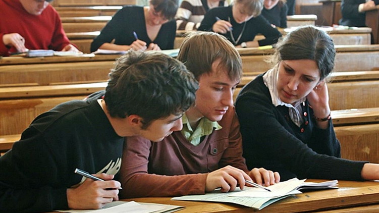 Некоторые студенты получили на 200 грн меньше, чем должны были, а другие до сих пор ждут положенную стипендию за январь, фото: Depo.ua