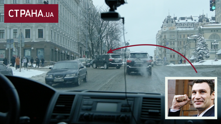 Джип с мэром поворачивает на улицу Владимирскую, фото: Аркадий Манн, 