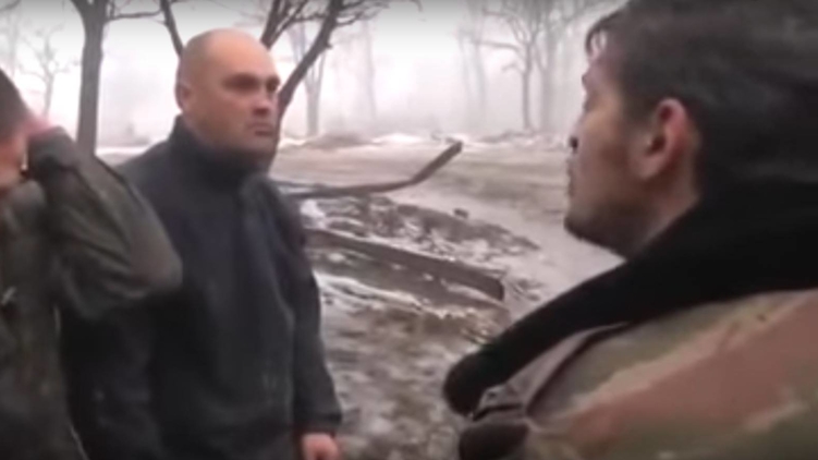 Олег Кузьминых (слева) и Гиви во время издевательского допроса, youtube