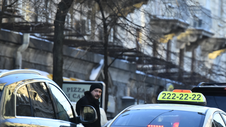 Павел Петренко переходит дорогу, фото: Аркадий Манн, 