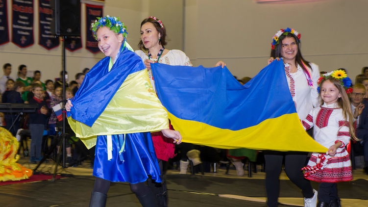 Оля Кононенко (справа) представляла Украину на празднике в школе, фото: switzerland.tasis.com