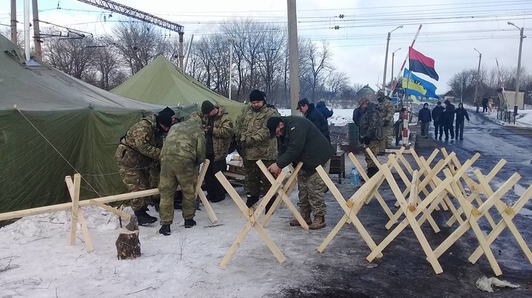 Участники блокады не хотят расходиться и освобождать занятые ими дороги Донбасса, фото: страница Штаба блокады торговли с оккупантами в Facebook, facebook.com/shtab.blokady