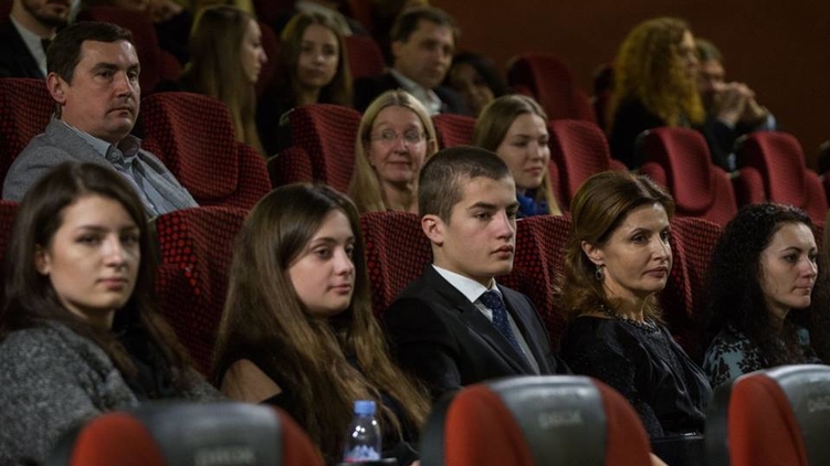 Дети президента (слева направо): Женя, Саша и Миша Порошенко и первая леди в кинозале, фото: facebook.com