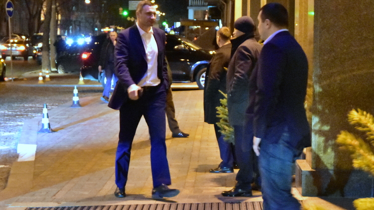 Мэр Киева Виталий Кличко спешит на праздник брата, фото: Аркадий Манн, 
