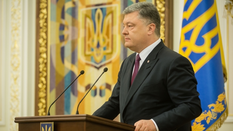 В своей речи Петр Порошенко очень убедительно перечислял все проблемы, созданные участниками блокады Донбасса, после чего предложил объявить блокаду от имени государства, фото: Украинские новости