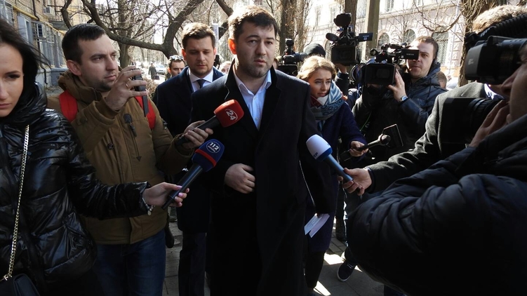 Отстраненный глава ГФС Роман Насиров идет пешком на допрос в НАБУ, фото: Изым Каумбаев