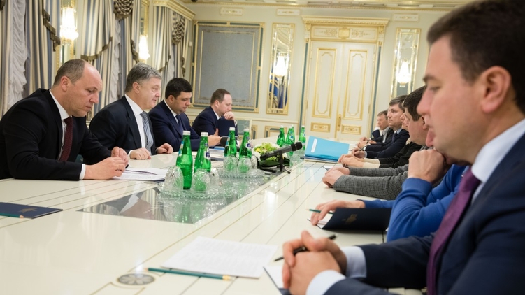 Петр Порошенко экстренно собрал лидеров фракций, чтобы обсудить ситуацию с блокадой Донбасса, а также траншем и меморандумом МВФ, фото: president.gov.ua