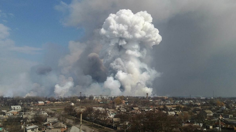 Взрывы боеприпасов на военном складе в Балаклее выглядят устрашающе даже издалека, фото: Украинские новости