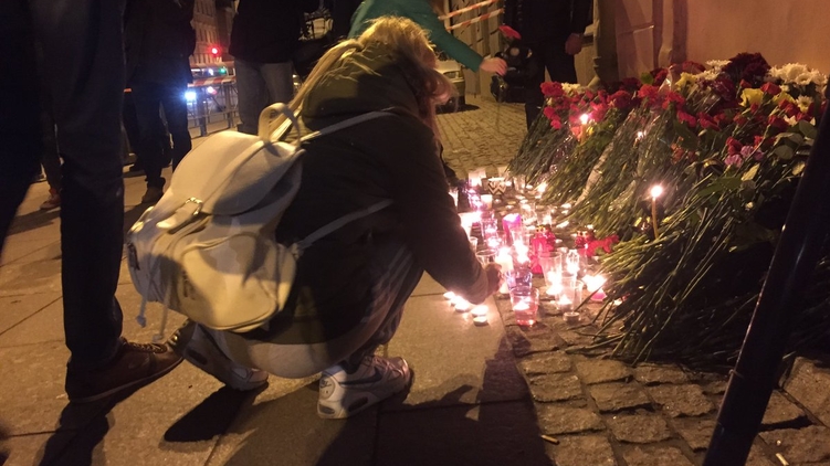 Петербуржцы всю несли цветы на место теракта, https://twitter.com/Reevellp