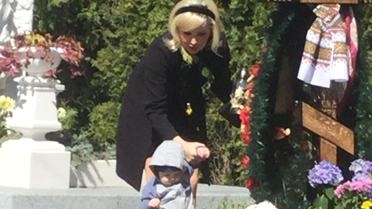 В день 46-летия мужа Мария Максакова пришла на его могилу, Фото 