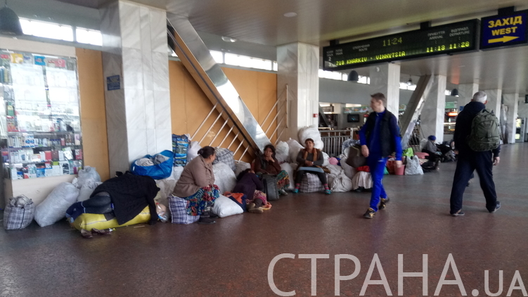 Цыгане из Ужгорода разбили настоящий табор на Центральном киевском вокзале, фото: Анастасия Пасютина, Страна.ua