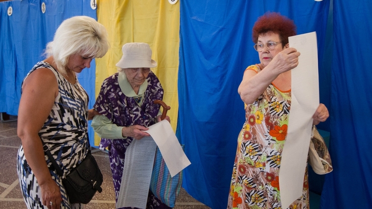 Украинского избирателя все чаще приходится вести за руку на голосование, 
