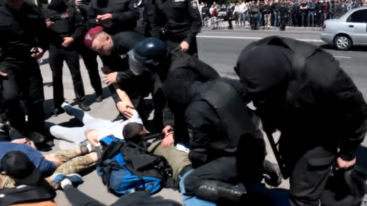 Полиция пресекла беспредел радикалов в Днепре 9 мая, но за это поплатились ее руководители, фото: informator.dp.ua