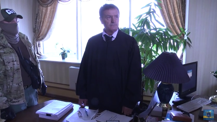 Фото сделано во время обыска Антона Чернушенко, скриншот с видеозаписи