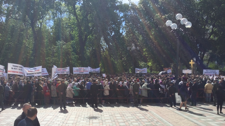 Тысячи людей собрались под стенами парламента, Фото Анастасия Рафал, 