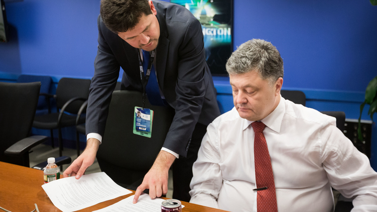 Порошенко пока скептически относится к конституционным предложениям своих соратников, фото: president.gov.ua