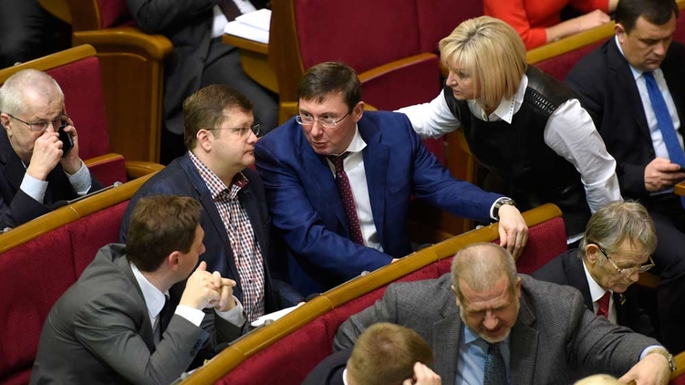 Генеральный прокурор Юрий Луценко (в центре) сохраняет влияние на фракцию БПП после перехода на работу в ГПУ, фото: 3republic.org.ua