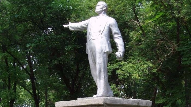 Памятник Ленину в поселке городского типа Тарутино возможно доживает последние дни, Всеволод Кузьменко